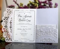 Elegante weiße Laserschnitt-Hochzeitseinladung mit feinen Spitzenmustern und Details - Weiß