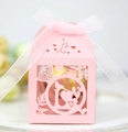 Rosa lasergeschnittene Hochzeits-Geschenkbox mit LOVE-Muster und Seidenschleife - Rosa