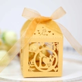 Detail der lasergeschnittenen Bonbonschachtel mit goldenem Band und Vogel-Blumen-Mustern - Gold