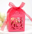 Nahaufnahme einer roten lasergeschnittenen Box mit LOVE-Schriftzug und Schleifenband - Perlrot