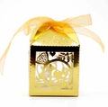 Elegante scatola per confetti dorata tagliata al laser LOVE con nastro e motivi a cuore - Oro Riflettente