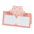 Détail de la carte de table rose pailletée avec cœur découpé au laser pour mariage - Rose
