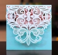 Gros plan sur les motifs floraux découpés au laser d'une carte d'invitation chic - Bleu Tiffany