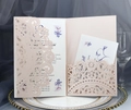 Detailansicht der lasergravierten Hochzeitseinladung mit floraler Karte auf Silberteller - Fleischrosa
