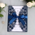 Dettaglio dell'invito di nozze blu navy tagliato al laser con un elegante fiocco di raso - Nero carbonio
