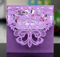 Gros plan du motif découpé au laser et de l'insert imprimé fleuri sur cette invitation - Violet foncé