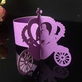 Dettaglio di portatovaglioli in carta glitterata viola tagliati al laser con corona - Viola scuro
