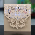 Makroaufnahme der lasergeschnittenen blauen Hochzeitseinladungskarte mit Blumenmustern - Beige Gold