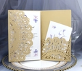 Detail der Laserschnitt-Spitze auf goldener Hochzeitskarte mit floraler Einlage - Beige Gold