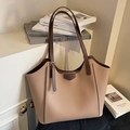 Bolso tote de hombro en contraste beige y marrón con textura de lichi y logo - Caqui