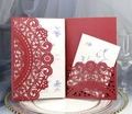 Detail der roten lasergeschnittenen Hochzeitseinladung mit Blumenkarte auf elegantem Teller - Dunkelrot