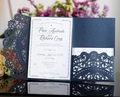 Elegante marineblaue lasergeschnittene Hochzeitseinladung mit weißer Innenkarte - Tintenblau