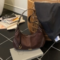 Braune Hobo-Tasche aus Wildleder mit weißen Kontrastnähten und Gold-Hardware - Braun