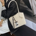 Sac fourre-tout beige élégant avec charm de chien et foulard à carreaux sur l'épaule - Blanc avec pendentif