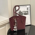 Sac seau bordeaux chic avec breloque chiot et logo de marque MANXIANG élégant - Rouge avec Pendentif