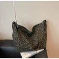 Dettaglio borsa tote in tela leopardata con tracolla regolabile e design casuale - Verde Leopardato
