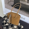 Sac seau en daim marron avec logo doré et breloque chiot sur écharpe à carreaux - Marron avec pendentif