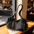 Bolso tote negro de cuero granulado con cordón y hebilla de metal ajustable - Negro