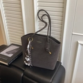 Sac cabas en cuir mat marron foncé avec logo doré et bijou de sac chien schnauzer - Gris Avec Pendentif