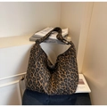 Dettaglio della borsa tote in tela leopardata con tracolla regolabile e grande capienza - Leopardo Marrone