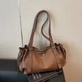 Bolso tote marrón de cuero granulado con detalles de cordón y correas dobles - café