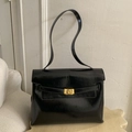 Minimalistische schwarze Shopper-Tasche aus glänzendem Leder mit goldener Schnalle - Schwarz