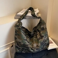 Grande borsa tote in tela con classico motivo mimetico woodland e tracolla larga - Camouflage