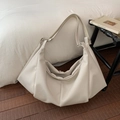 Bolso hobo beige de gran tamaño con textura plisada y correa ancha de tela suave - Blanco