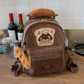 Mochila de pana marrón con bordado de perro y colgante de baguette de peluche - Café con Colgante
