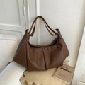 Bolso tote marrón con textura de lichi, diseño plisado y aros metálicos plateados - Marrón