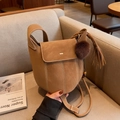 Vintage braune mattierte Kürbisbeuteltasche mit Bommel-Quaste und breitem Gurt - Warmes Kamelbraun Mit Anhängern