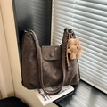 Borsa tote vintage marrone scuro in pelle opaca con ciondolo a forma di cane - Caffè con Ciondolo