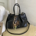 Borsa tote classica in pelle nera con ciondolo a forma di orso e tracolla regolabile - Con Ciondolo / Nero