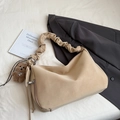 Détail du sac beige avec bandoulière plissée nuage et breloque ours en peluche - Blanc Crème avec Pendentif