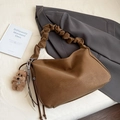 Détail du sac hobo marron plissé avec bandoulière nuage et breloque ours peluche - Marron avec Pendentif