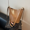 Elegante bolso de cubo en cuero marrón con correa ajustable y letras de moda vintage - Caqui