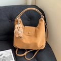 Borsa hobo cammello con ciondolo a cane e tracolla su divano di velluto nero - Marrone con ciondolo