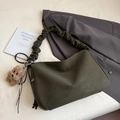 Détail du sac bandoulière vert foncé plissé avec charmant pendentif chiot peluche - Vert avec Breloque
