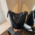 Bolso tipo cubo retro de cuero sintético negro brillante con hebilla de metal dorado - Negro