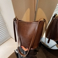 Bolso cubo vintage marrón oscuro con correa ajustable y herrajes dorados retro - Marrón