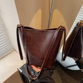 Bolso cubo vintage marrón oscuro de cuero sintético con anillo metálico y correa ajustable - café