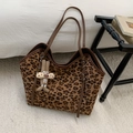 Große Shopper-Tasche mit Leopardenmuster, Lederriemen und süßem Hasenanhänger - Leopardenmuster Mit Anhänger