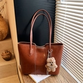 Borsa tote vintage marrone in pelle PU con manici lunghi e ciondolo a peluche - Marrone con ciondolo