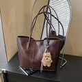 Borsa tote in ecopelle marrone scuro lucida con ciondolo portachiavi a forma di orsetto - Caffè con Ciondolo