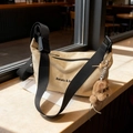Khakifarbene Wildleder-Hobotasche mit Banatu & b Schriftzug und Bärenanhänger - Khaki (Mit Anhänger)