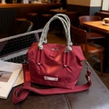 Retro weinrote Nylon-Tragetasche mit zweifarbigen Seilgriffen und verstellbarem Gurt - Rot