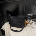 Borsa a tracolla minimalista in nylon nero capiente con dettaglio di nappe di perle colorate - Nero con ciondolo