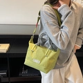 Damen Schultertasche aus Nylon in Avocadogrün mit gewebtem Griff und breitem Riemen - Grün