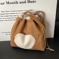 Borsa tote marrone in finta pelle scamosciata con finiture in agnello bianco e coulisse - Stile con Toppa a Cuore / Marrone