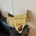Borsa a tracolla in nylon verde oliva con tracolla regolabile e ciondolo in legno etnico - Verde con Pendente